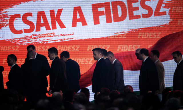 Guardian: mag&aacute;ng&eacute;pekkel menek&iacute;tik k&uuml;lf&ouml;ldre az Orb&aacute;n-k&ouml;r&ouml;k vagyon&aacute;t