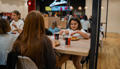 100 pizz&aacute;val l&aacute;tta vend&eacute;g&uuml;l a gyerekeket a kaposv&aacute;ri Pizza Hut