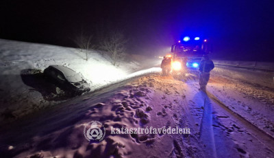 Elakadt j&aacute;rműveket mentettek a tűzolt&oacute;k Somogyban