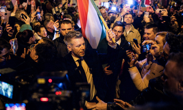 Egy orsz&aacute;g &uuml;nnepelt - Z&aacute;szl&oacute;k, &ouml;lel&eacute;sek &eacute;s euf&oacute;ria a v&aacute;laszt&aacute;s &eacute;jszak&aacute;j&aacute;n - VIDE&Oacute;K