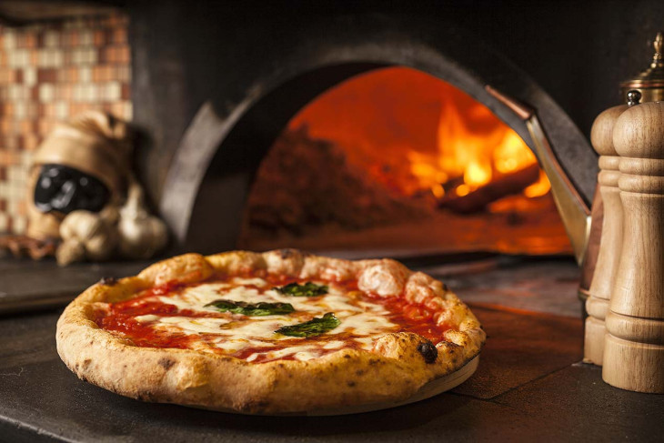 Az eredeti nápolyi pizza búzalisztből, természetes nápolyi élesztőből, vagy sörélesztőből és tengeri só hozzáadásával készül