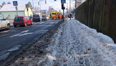 El&uuml;t&ouml;ttek a zebr&aacute;n egy gyalogost a Pennyn&eacute;l