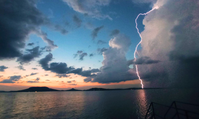 Pazar vihar előtti k&eacute;pek sz&uuml;lettek vas&aacute;rnap este a Balatonon