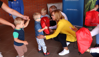 70 h&aacute;tr&aacute;nyos helyzetű kaposv&aacute;ri gyermek kapott &oacute;vodakezdő csomagot