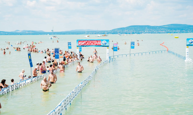 Rendk&iacute;v&uuml;li int&eacute;zked&eacute;sekre k&eacute;sz&uuml;lnek a Balaton-&aacute;t&uacute;sz&aacute;sn&aacute;l az annyira alacsony a v&iacute;z&aacute;ll&aacute;s miatt