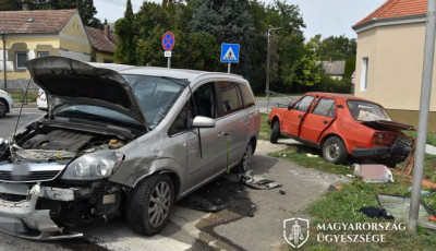 Nem l&aacute;tta a STOP t&aacute;bl&aacute;t az idős sofőr, feles&eacute;ge itta meg a figyelmetlens&eacute;ge lev&eacute;t