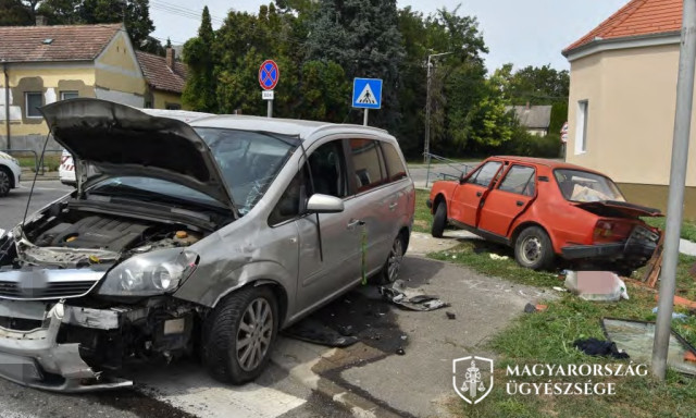 Nem l&aacute;tta a STOP t&aacute;bl&aacute;t az idős sofőr, feles&eacute;ge itta meg a figyelmetlens&eacute;ge lev&eacute;t