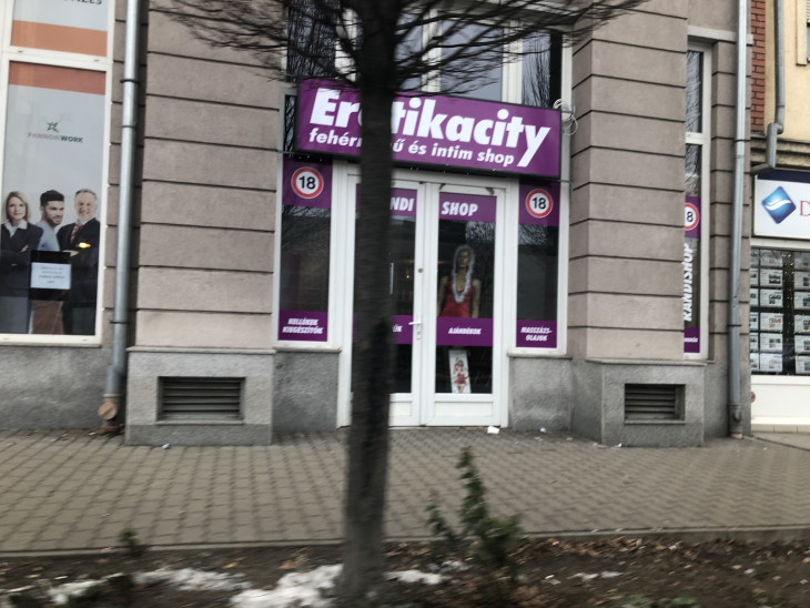 Beköltözött az erotika a Berzsenyi utcába!
