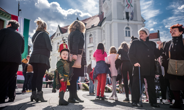 Var&aacute;zslatos k&eacute;pekkel jelentkez&uuml;nk a megeml&eacute;kez&eacute;sről - GAL&Eacute;RIA