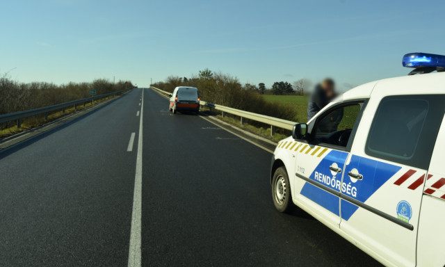 Szalagkorl&aacute;tnak &uuml;tk&ouml;z&ouml;tt a v&eacute;tlen sofőr Kaposm&eacute;rőn&eacute;l, a v&eacute;tkes aut&oacute;s sz&oacute; n&eacute;lk&uuml;l elhajtott