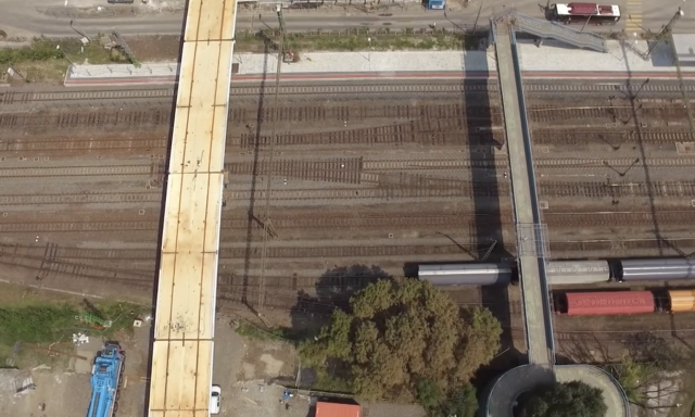 Vedd szem&uuml;gyre a m&eacute;retbeli k&uuml;l&ouml;nbs&eacute;geket - Vide&oacute;n fel&uuml;lről a r&eacute;gi &eacute;s az &uacute;j h&iacute;d