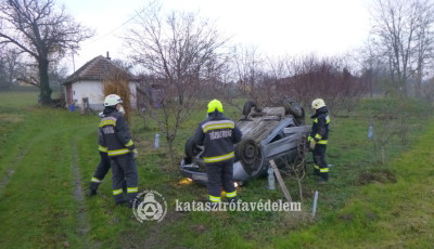 Felborult, teheraut&oacute;nak cs&uacute;szott szem&eacute;lyaut&oacute; - Sűrűs&ouml;dnek a balesetek Somogy v&aacute;rmegye &uacute;tjain