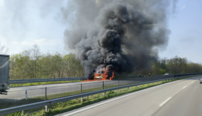 L&aacute;ngba borult egy kisteheraut&oacute; az M7-esen