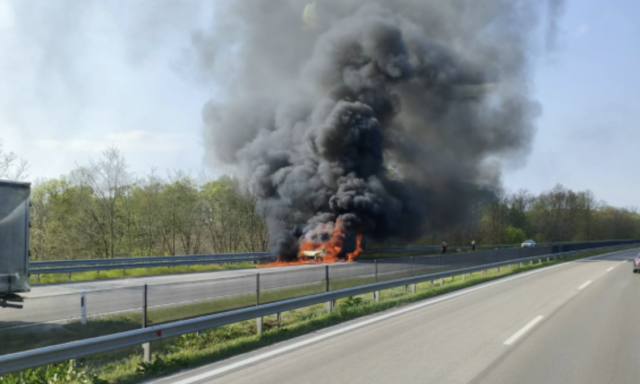 L&aacute;ngba borult egy kisteheraut&oacute; az M7-esen