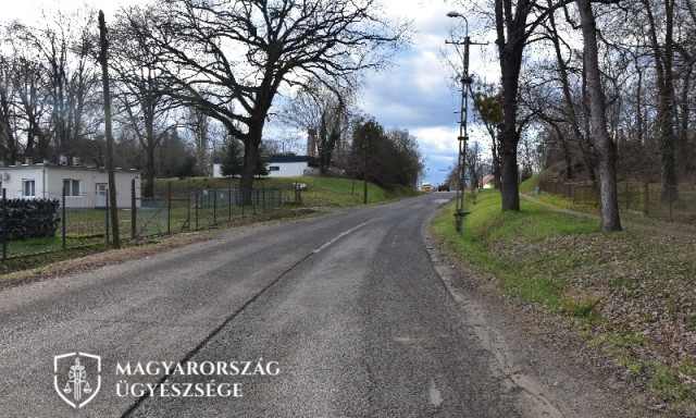 Gyorsan hajtott, el&uuml;t&ouml;tte a r&eacute;szegen az &uacute;t k&ouml;zep&eacute;n fekvő f&eacute;rfit