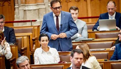Alig egy nap alatt k&ouml;zel 15 ezren k&ouml;vetelik P&oacute;cs J&aacute;nos lemond&aacute;s&aacute;t