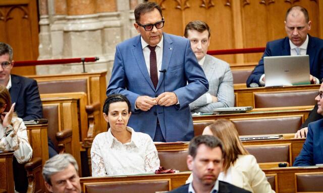 Alig egy nap alatt k&ouml;zel 15 ezren k&ouml;vetelik P&oacute;cs J&aacute;nos lemond&aacute;s&aacute;t