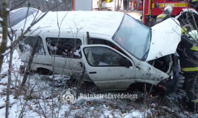 Kisbusz borult az oldal&aacute;ra h&eacute;tfőn Barcs &eacute;s Dar&aacute;ny k&ouml;z&ouml;tt