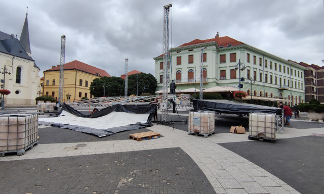 M&aacute;r &eacute;p&uuml;l a sz&iacute;npad, p&eacute;ntektől Mi&eacute;nk a v&aacute;ros!