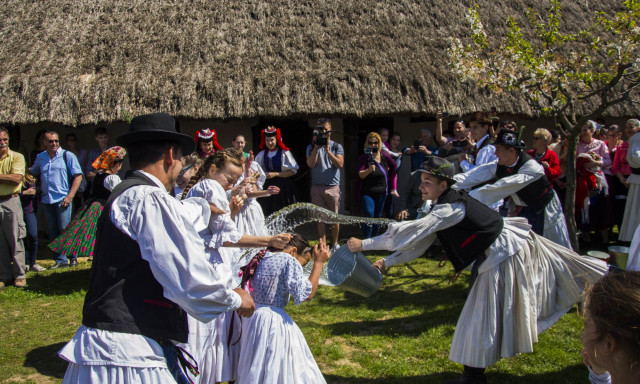 Na ez&eacute;rt nem hervadnak el a szennai l&aacute;nyok! H&uacute;sv&eacute;ti forgatag K&Eacute;PGAL&Eacute;RIA a skanzenből