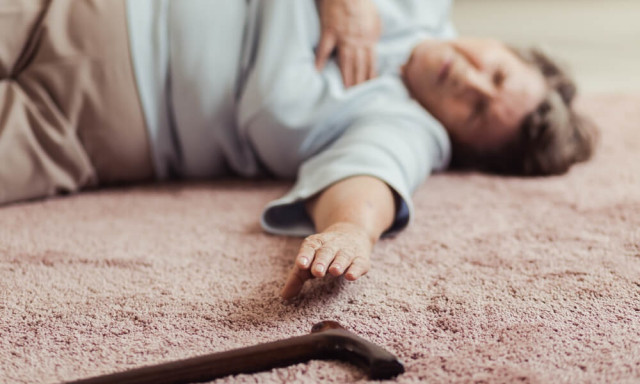 Magatehetetlen idős h&ouml;lgyet mentettek meg a rendőr&ouml;k Balatonf&ouml;ldv&aacute;ron