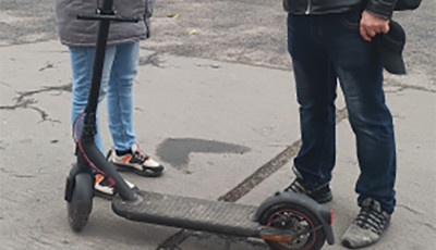 Kaposv&aacute;ri c&eacute;ghez ment &aacute;ll&aacute;sinterj&uacute;ra, leendő munkat&aacute;rsa rollerj&eacute;vel t&aacute;vozott