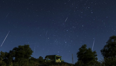 &Oacute;r&aacute;nk&eacute;nt ak&aacute;r 15 hull&oacute;csillaggal &eacute;rkezik szerd&aacute;n az Eta Aquarid&aacute;k meteorraj