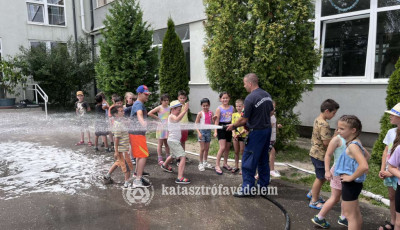 A tűzolt&oacute;k hűt&ouml;tt&eacute;k le a legkreat&iacute;vabb somogyi iskola di&aacute;kjait