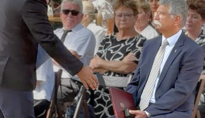 K&ouml;v&eacute;r L&aacute;szl&oacute; a k&eacute;zfog&aacute;st is megtagadta az Orsz&aacute;ggyűl&eacute;s aleln&ouml;k&eacute;től