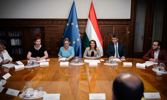 &Uacute;j alapokra helyezn&eacute; az &ouml;nkorm&aacute;nyzatokkal val&oacute; egy&uuml;ttműk&ouml;d&eacute;st Dr. Lőrincz Vikt&oacute;ria