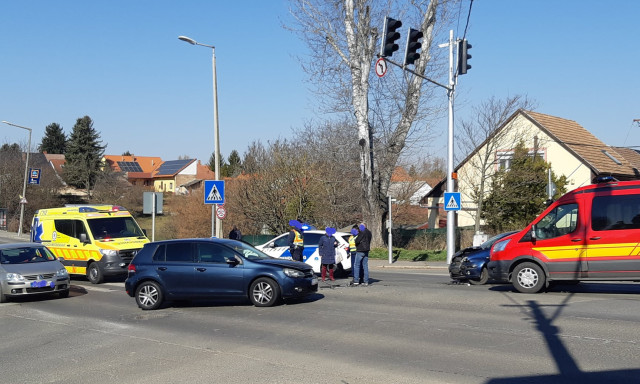 Hol m&aacute;shol? Baleset t&ouml;rt&eacute;nt a P&aacute;zm&aacute;ny P&eacute;ter utcai kereszteződ&eacute;sben