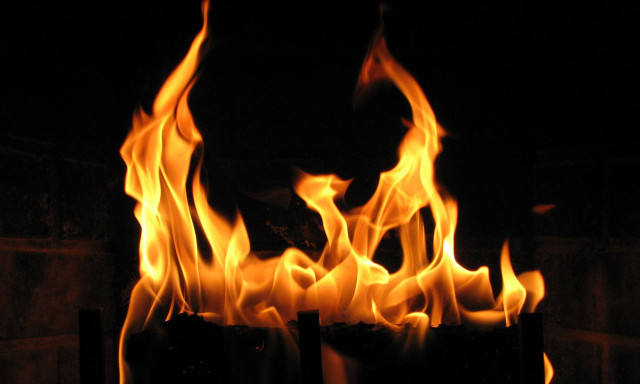 Benzinnel pr&oacute;b&aacute;ltak begy&uacute;jtani a kandall&oacute;ba - k&eacute;t s&uacute;lyos s&eacute;r&uuml;ltet vittek el a mentők a cseri &uacute;ti h&aacute;zb&oacute;l