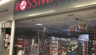 Ugyan ideiglenesen, de bez&aacute;rt a Rossmann a Petőfi utc&aacute;ban