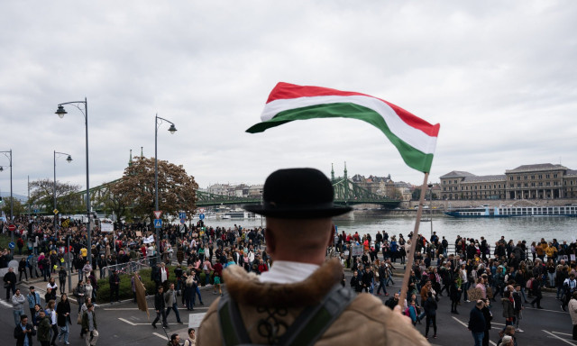 Okt&oacute;ber 23-&aacute;ra szerveződő fegyveres akci&oacute;ra figyelmeztetett az amerikai h&iacute;rszerz&eacute;s, pesti s&ouml;r&ouml;zőn&eacute;l csaptak le a fiatalokra