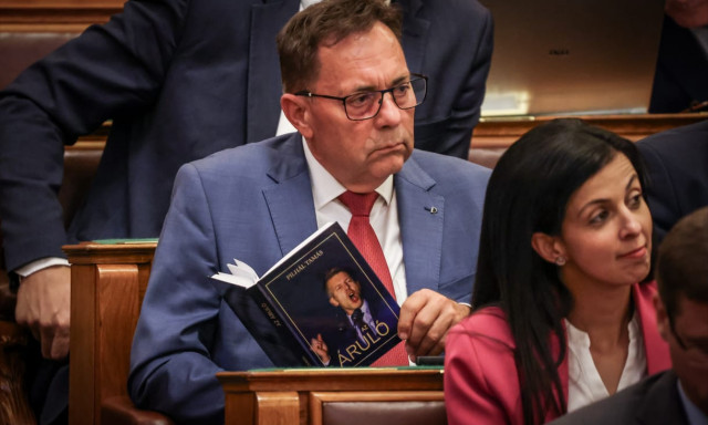 P&oacute;cs J&aacute;nosnak annyira hi&aacute;nyzott Magyar P&eacute;ter a parlamentből, hogy r&oacute;la sz&oacute;l&oacute; k&ouml;nyvet olvasott