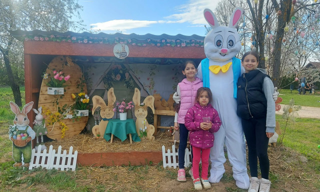 Nyuszisimogat&aacute;s, toj&aacute;skeres&eacute;s &eacute;s k&ouml;z&ouml;s j&aacute;t&eacute;kok: ilyen volt a h&uacute;sv&eacute;ti k&ouml;z&ouml;ss&eacute;gi d&eacute;lut&aacute;n Zselickertv&aacute;rosban