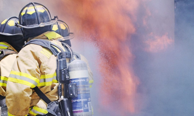 Kigyulladt egy kaposv&aacute;ri t&aacute;rsash&aacute;zi lak&aacute;s konyh&aacute;ja