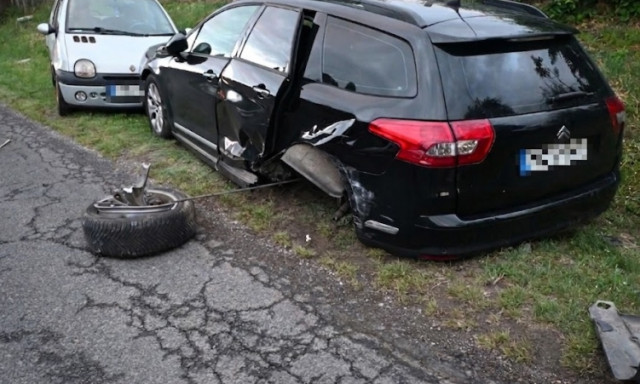 Ittasan tarolta le a parkol&oacute; aut&oacute;kat