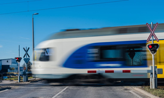 Embert g&aacute;zolt a Balaton InterCity Si&oacute;fokn&aacute;l vas&aacute;rnap este