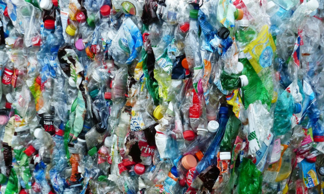 A lecsavarhatatlan kupakok ut&aacute;n bevezetik a s&ouml;t&eacute;t sz&iacute;nű palackokat
