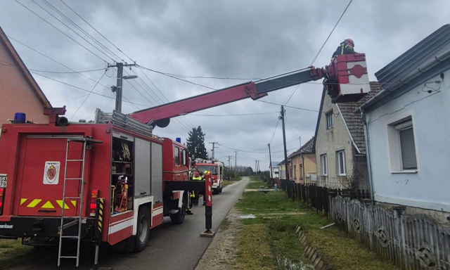 Berzenc&eacute;n egy h&aacute;z, Balatonkereszt&uacute;ron a sportcsarnok tetej&eacute;t bontotta meg a sz&eacute;l