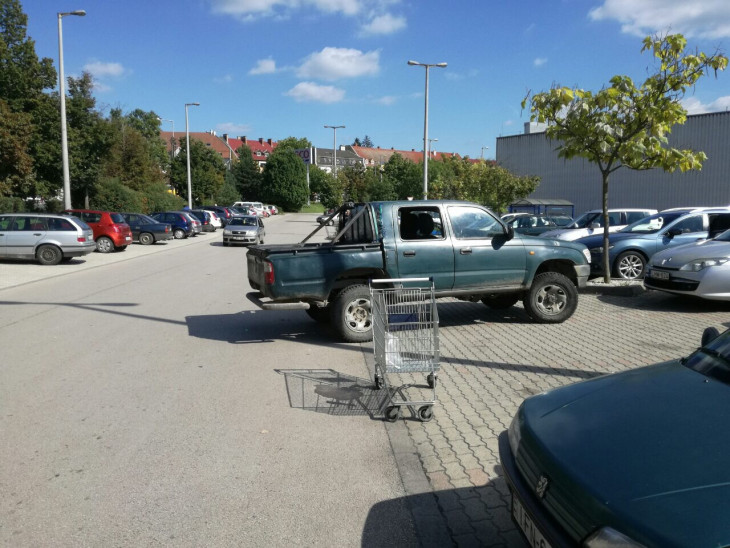 Valami van a kaposvári levegőben... Sorra felejtenek el parkolni a Tescoban