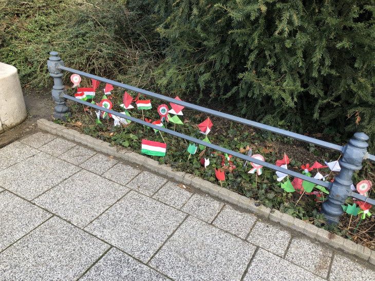 Ovis csoportoktól hangos a belváros - Egyre több nemzeti színű alkotás ékesíti a Kossuth szobrot