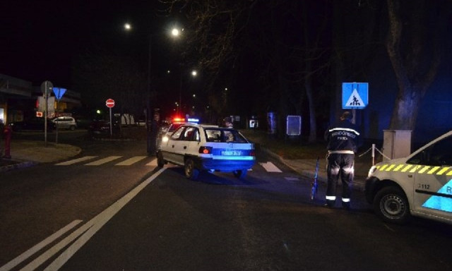 R&eacute;szegen kanyargott a v&aacute;rosban &ndash; egy jelzőt&aacute;bla &eacute;s egy aut&oacute; b&aacute;nta