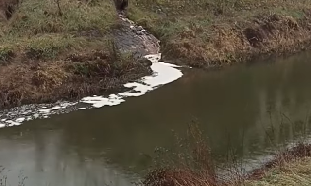 T&ouml;bb k&ouml;bm&eacute;ternyi szennyv&iacute;z &ouml;ml&ouml;tt a Si&oacute;ba - VIDE&Oacute;