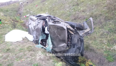 &Aacute;rokba hajtott egy aut&oacute; a 67-es fő&uacute;ton