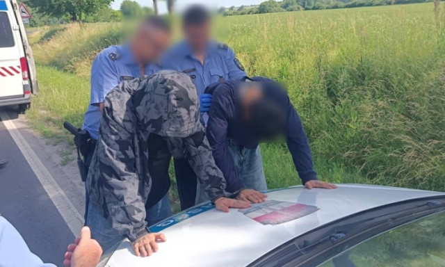 Illeg&aacute;lis migr&aacute;nsokat sz&aacute;ll&iacute;tottak, &aacute;rokba hajtottak menek&uuml;l&eacute;s k&ouml;zben Kaposv&aacute;rn&aacute;l - VIDE&Oacute;