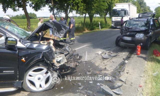 K&eacute;t aut&oacute; karambolozott Nagyat&aacute;d &eacute;s L&aacute;bod k&ouml;z&ouml;tt