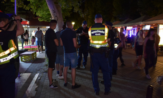 Fiatalkor&uacute;akat ruh&aacute;ztak meg a Petőfi s&eacute;t&aacute;nyon