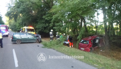 Front&aacute;lisan &uuml;tk&ouml;z&ouml;tt k&eacute;t aut&oacute; h&eacute;tfőn Barcs &eacute;s Szulok k&ouml;z&ouml;tt